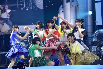 根本凪＆鹿目凛初ステージの様子。（撮影：音楽ナタリー編集部）