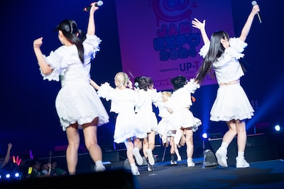 「@JAM EXPO」の花道を駆けるでんぱ組.inc。（撮影：音楽ナタリー編集部）