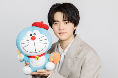 「映画ドラえもん のび太の絵世界物語」ゲスト声優・鈴鹿央士が好きなシリーズ過去作は？“日常の一部”だったドラえもんの世界へ
