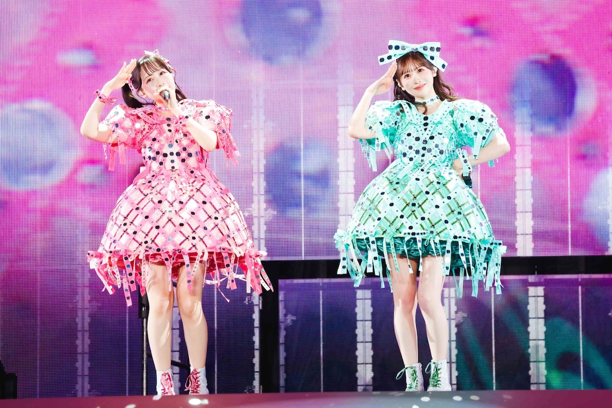 「大きくなったら何になる？」を歌う松本かれん（左）と櫻井優衣（右）。