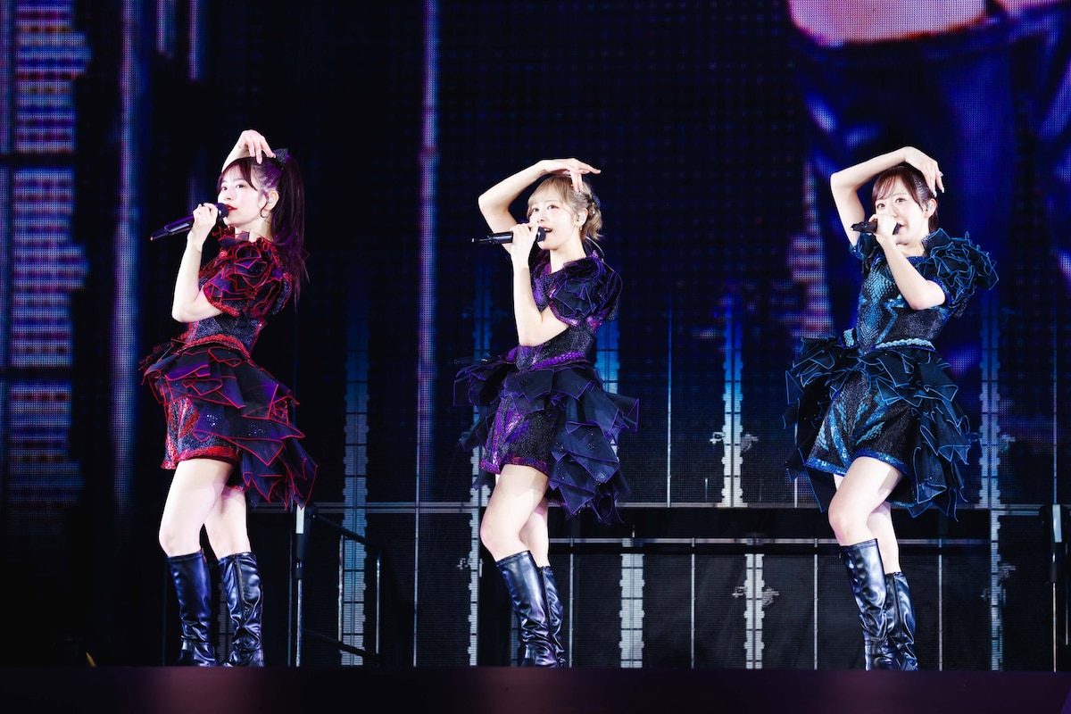 「Round and Round」を歌う月足天音、仲川瑠夏、真中まな（左から）。