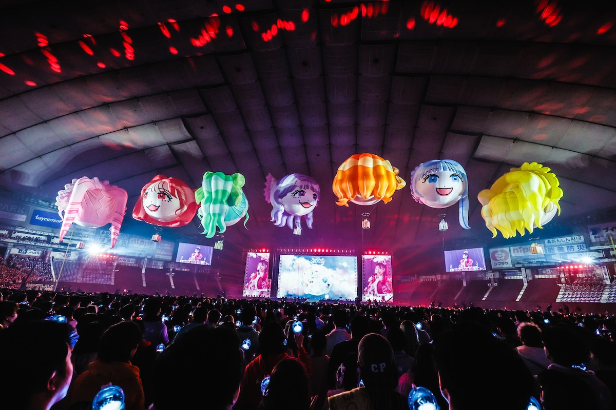 FRUITS ZIPPERメンバーを乗せて東京ドーム内を浮遊するキャラ気球。