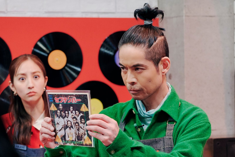 レコードを持ちトボケ続ける久保田利伸。