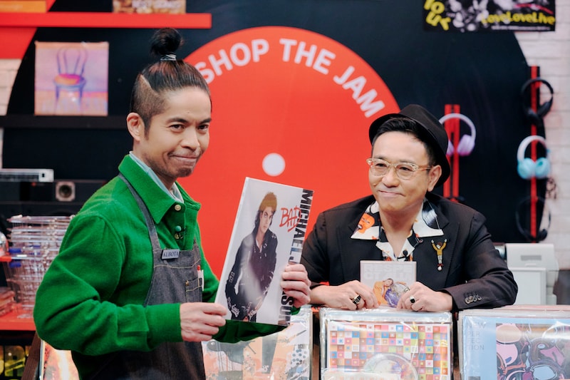 レコードを持ちトボケ続ける久保田利伸。