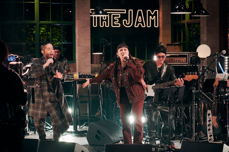 「Lean on Me」をセッションする久保田利伸とAI。