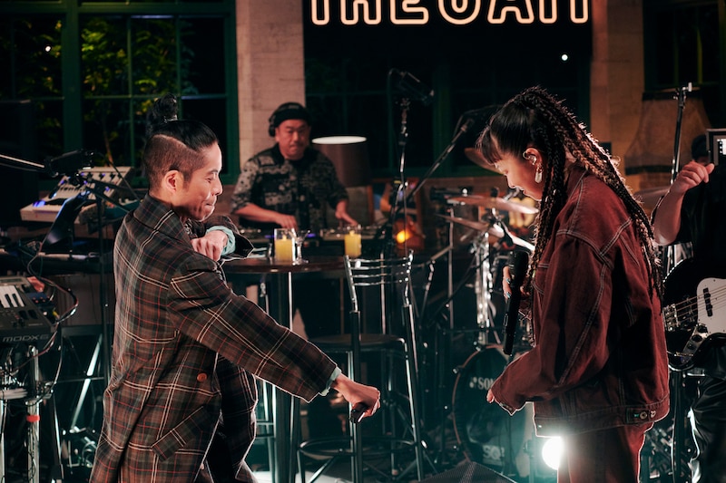 「Lean on Me」をセッションする久保田利伸とAI。