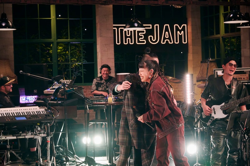 抱き合う久保田利伸とAI。