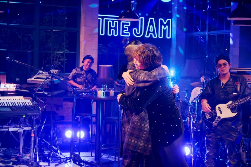 抱き合う久保田利伸と三浦大知。