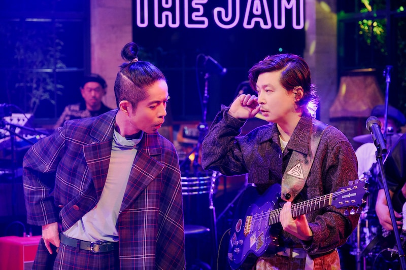 セッション前に言葉を交わす久保田利伸と堂本剛。