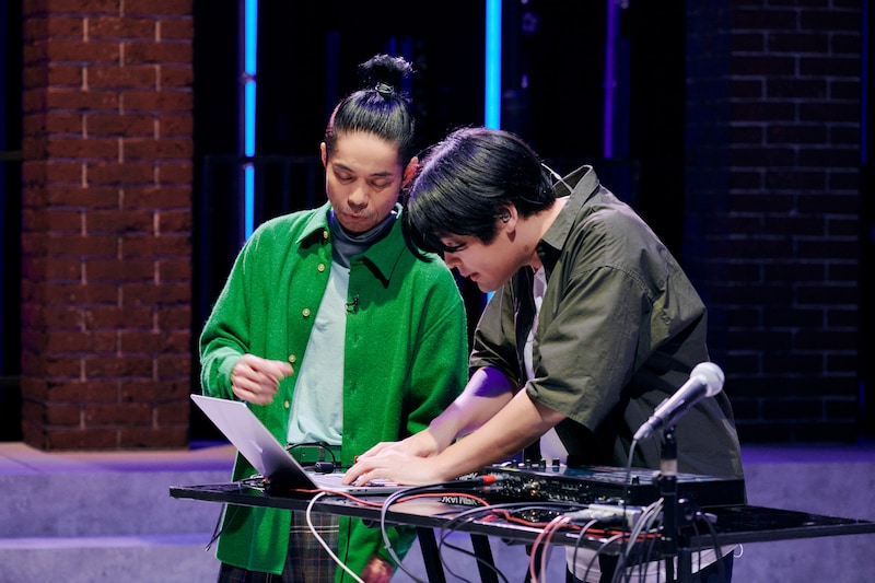 STUTSの操る機材に興味津々の久保田利伸。