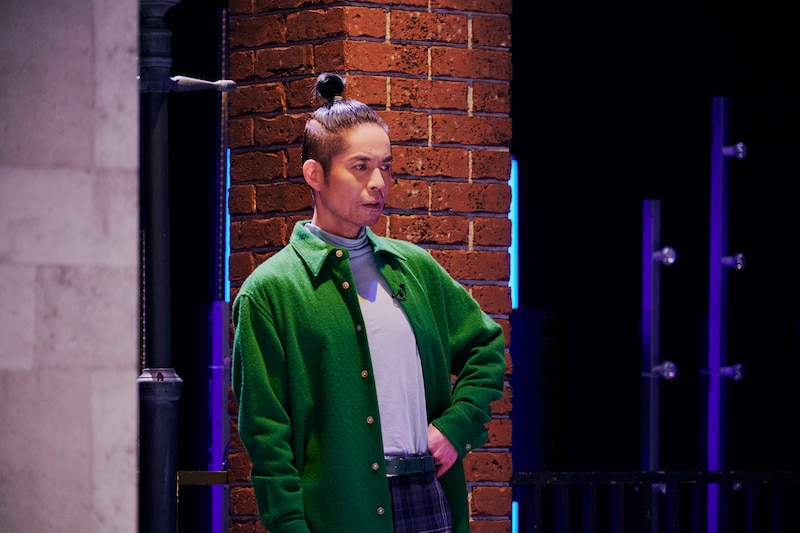 夜の公園にやってきた久保田利伸。