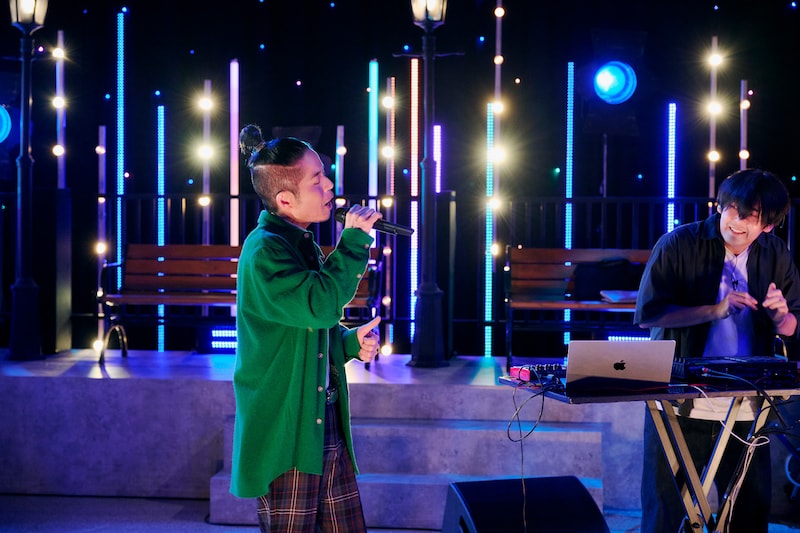 「Candy Rain」を歌う久保田利伸（左）。