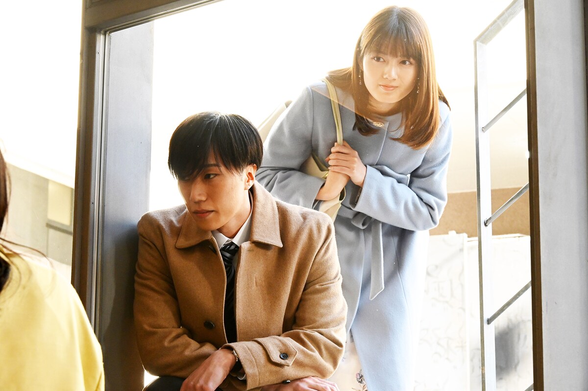 左から早乙女太一演じる中村修吾、水谷果穂演じる中村の後輩・椎名弓美。