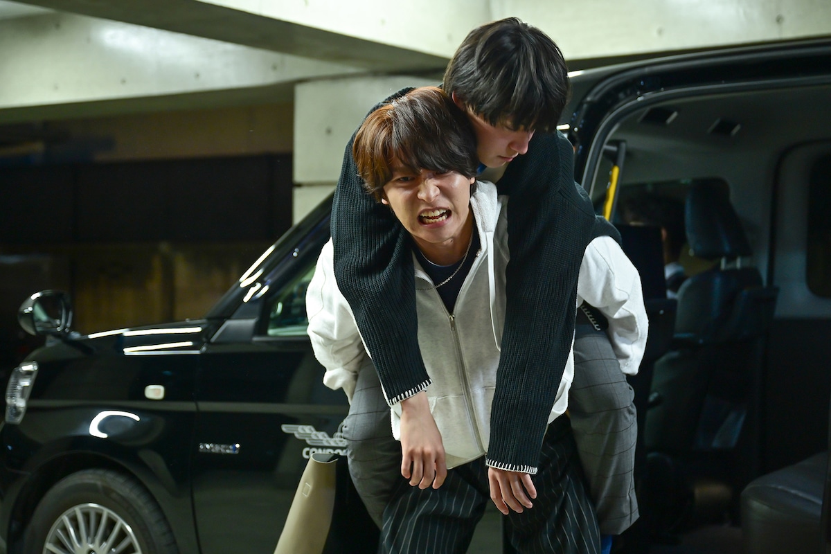 「BLドラマの主演になりました」より、阿部顕嵐演じる赤藤優一郎（手前）と、阿久津仁愛扮する青柳萌（奥）。