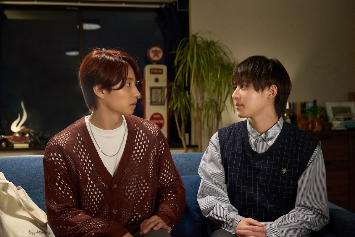 左から赤藤優一郎役の阿部顕嵐、青柳萌役の阿久津仁愛