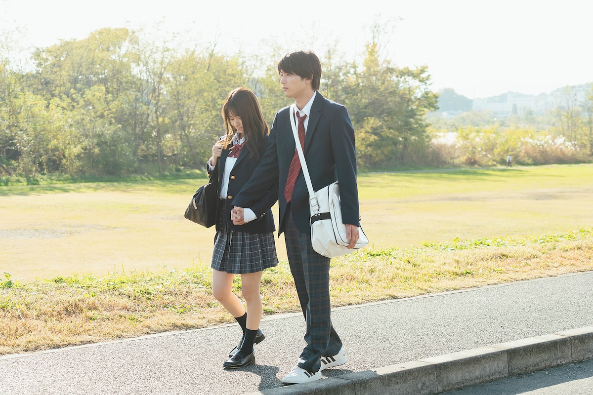 「デキないふたり」より、山本舞香演じる白藤奈緒（左）と板垣瑞生演じる黒瀬孝仁（右）の学生時代のシーン。