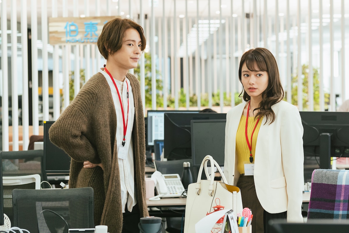 「デキないふたり」より、左から塩野瑛久演じる金城冬馬、山本舞香演じる白藤奈緒。