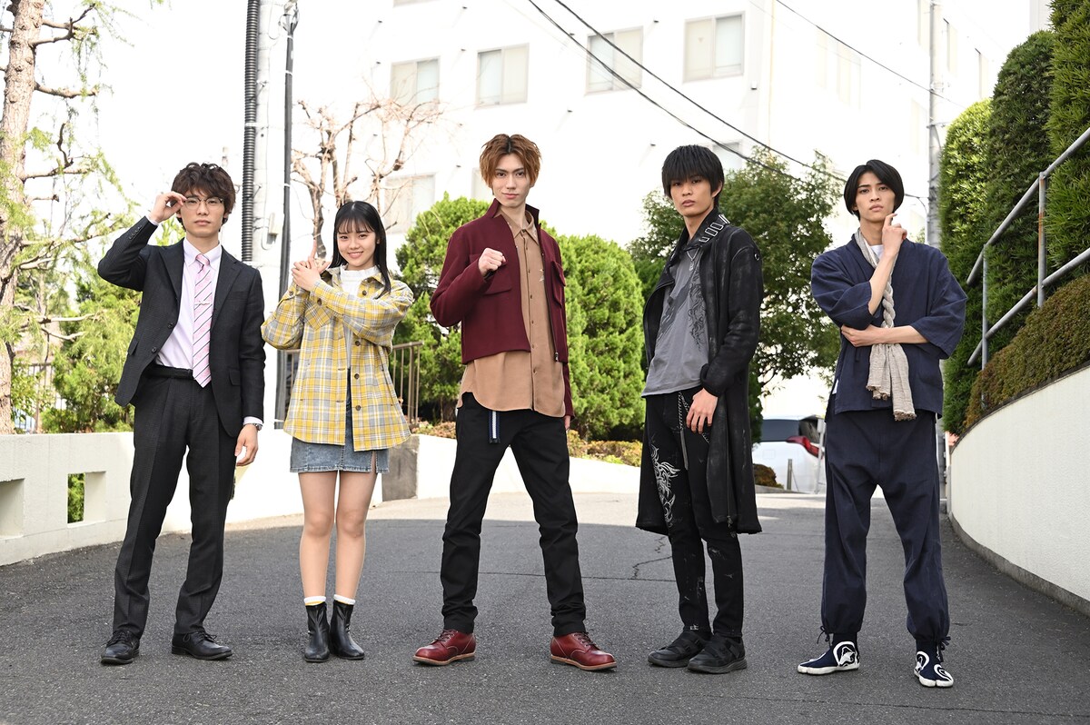 暴太郎戦隊ドンブラザーズに変身する5人。左から鈴木浩文扮する雉野つよし、志田こはく扮する鬼頭はるか、樋口幸平扮する桃井タロウ、柊太朗扮する犬塚翼、別府由来扮する猿原真一。