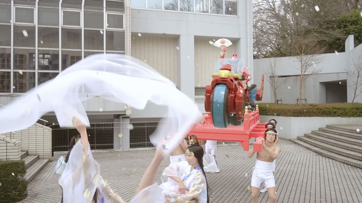 「暴太郎戦隊ドンブラザーズ」ドン1話より。どこからともなく現れた踊り子とともに現れ、専用バイク・エンヤライドンごと神輿に担がれるドンモモタロウの登場シーン。