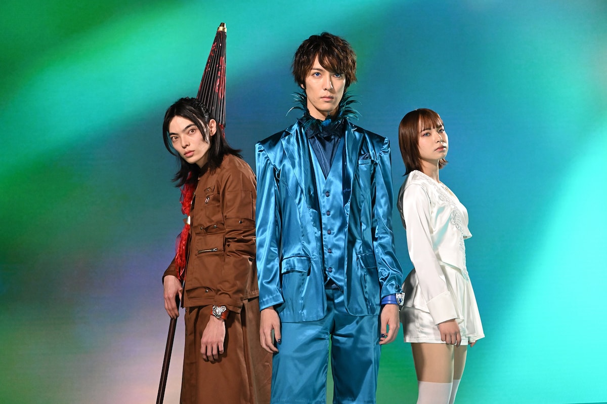 左からタカハシシンノスケ扮するソノザ、富永勇也扮するソノイ、宮崎あみさ扮するソノニ。