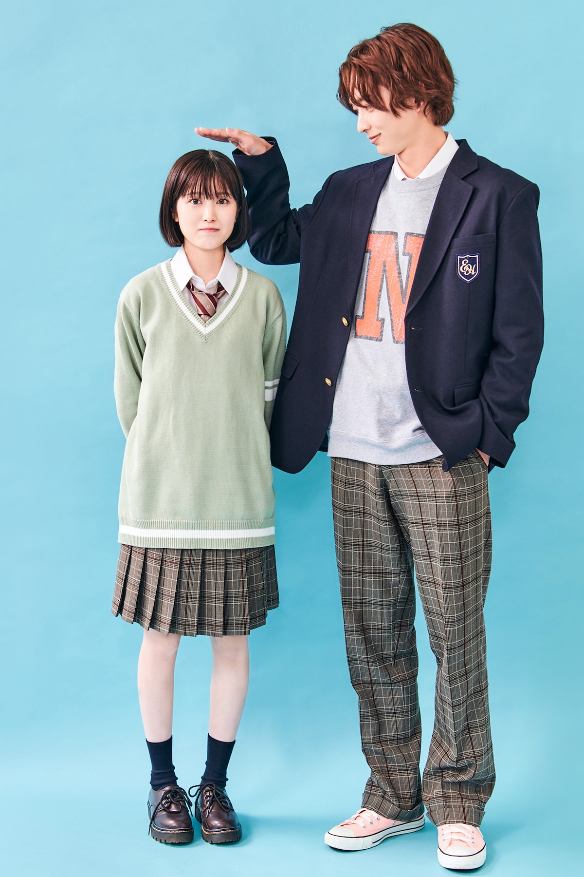 左から福本莉子、鈴木仁。