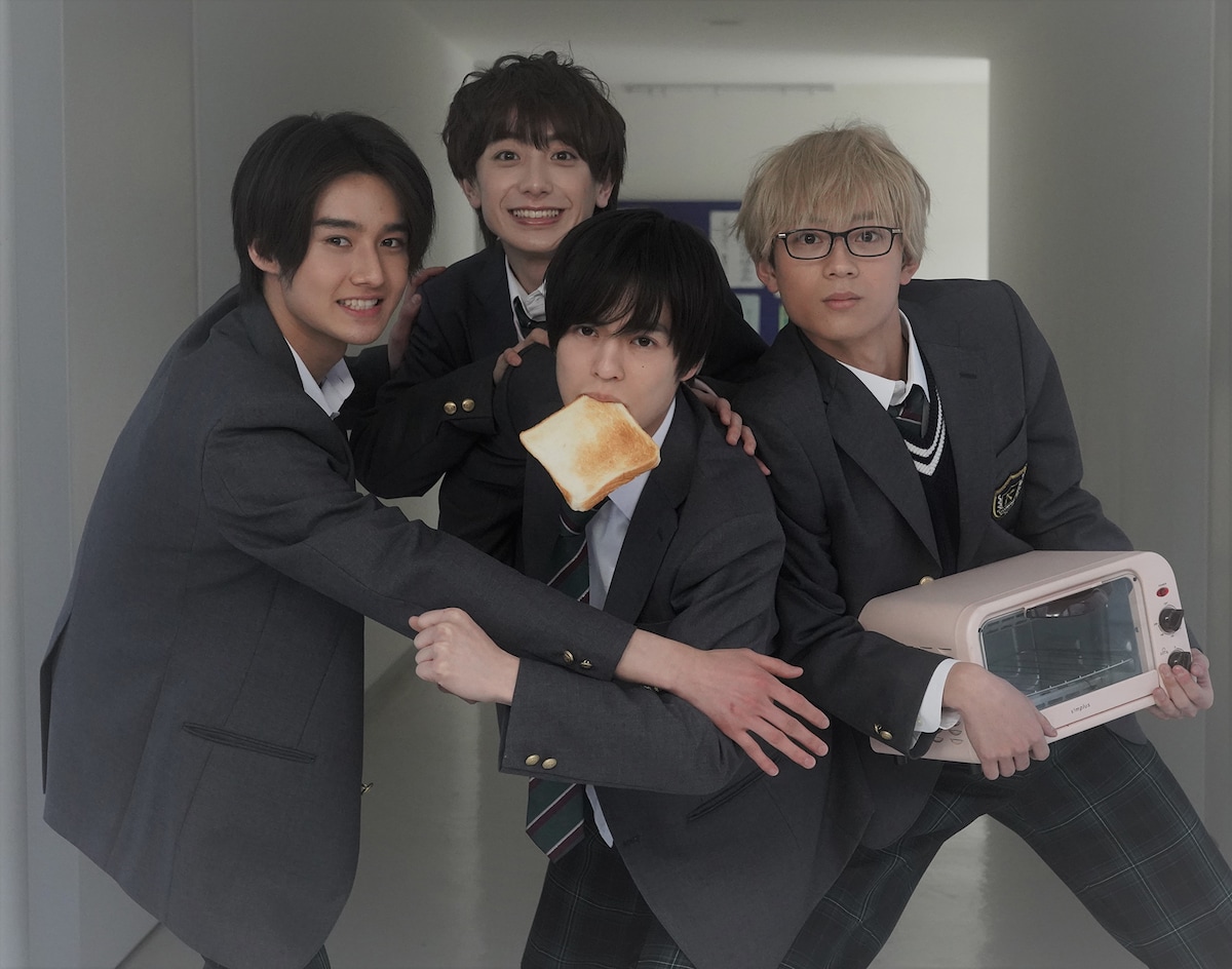 左から藤岡真威人演じる葵、小西詠斗演じるシロ、奥野壮演じる仁科、水沢林太郎演じるマヤ。