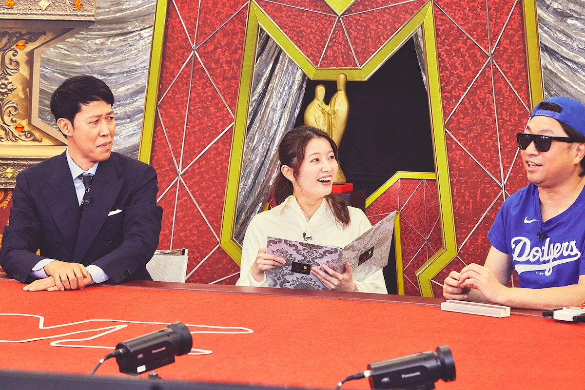 左から小籔千豊、鷲尾千尋アナウンサー、レイザーラモンRG