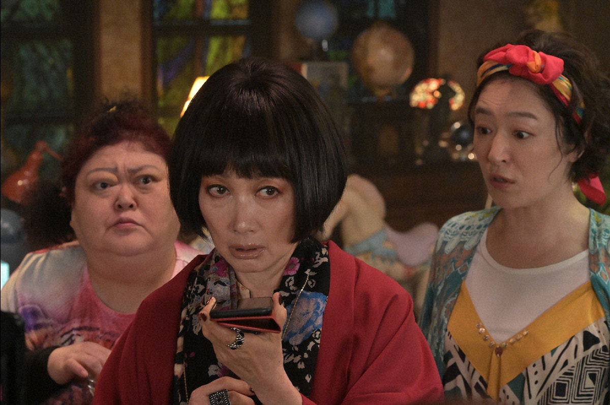 「家政夫のミタゾノ」より、平田敦子演じる阿部真理亜（左）、余貴美子演じる結頼子（中央）、しゅはまはるみ演じる式根志摩（右）。