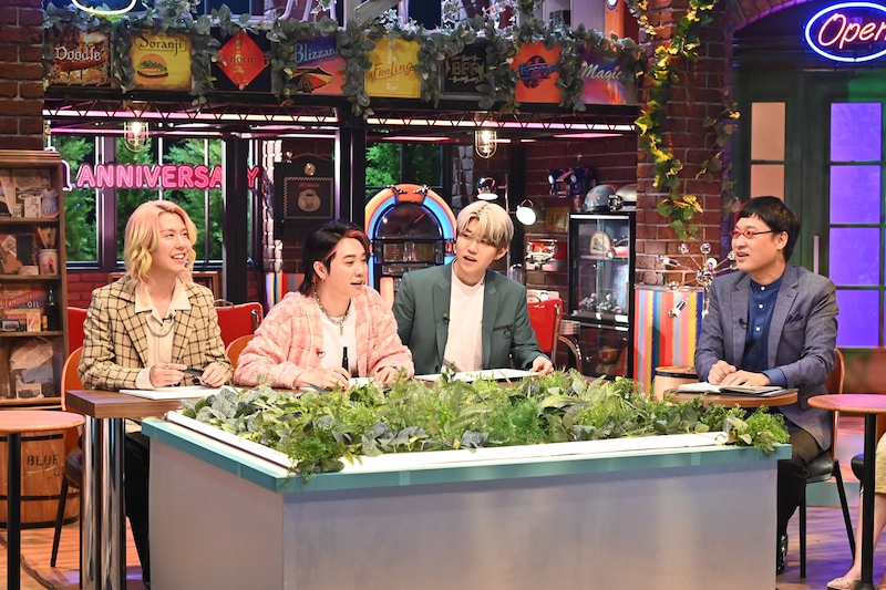 左からMrs. GREEN APPLE、山里亮太。