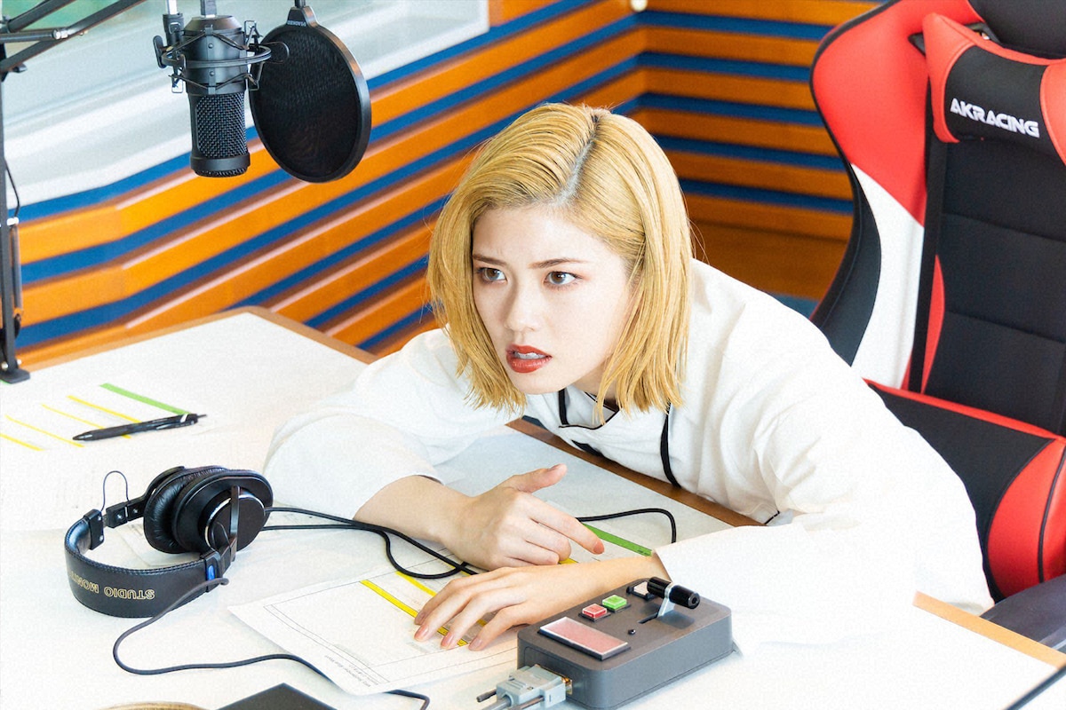 「波よ聞いてくれ」より、小芝風花演じる鼓田ミナレ。