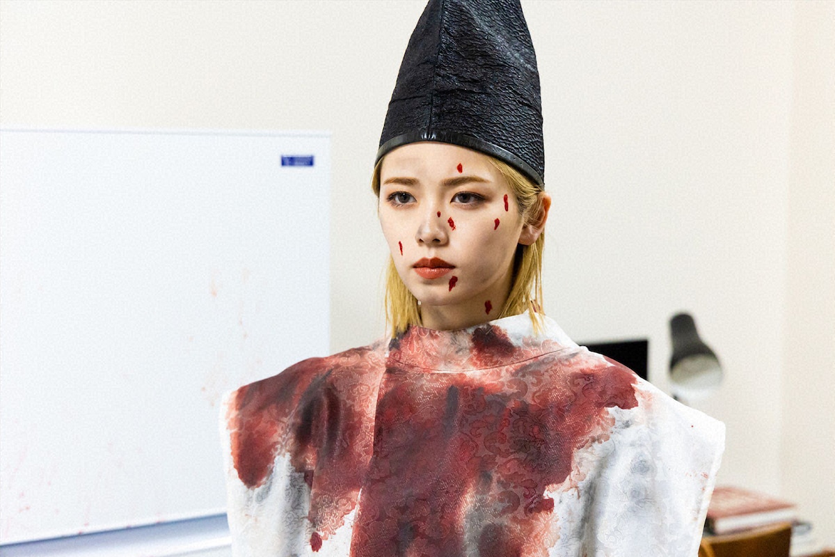 「波よ聞いてくれ」第2話では、陰陽師のコスプレで“死臭のする幽霊部屋”を突撃取材。