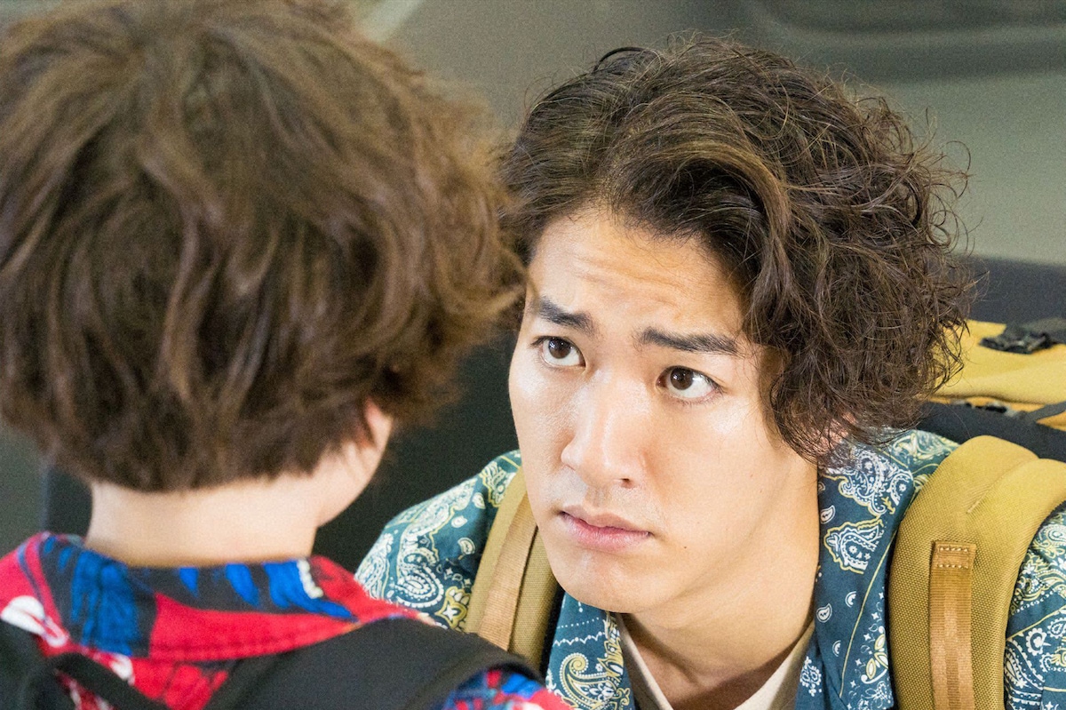 「NICE FLIGHT!」第3話より、尾上右近演じる酒木ジェームス（右）。