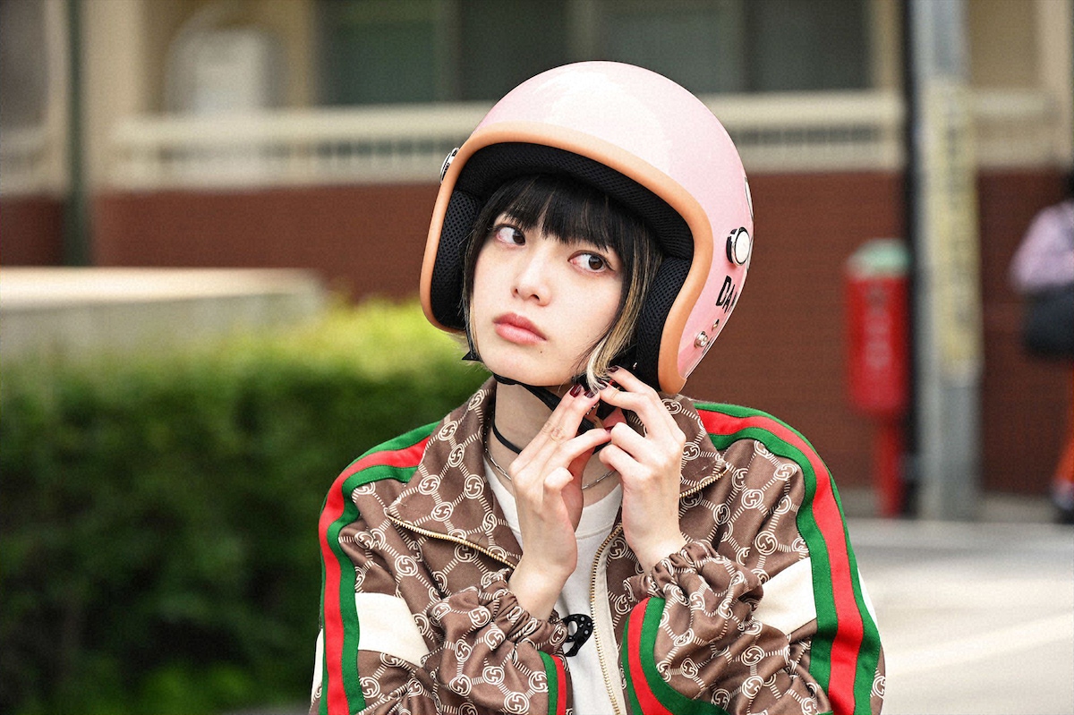 平手友梨奈演じる麻宮葵。