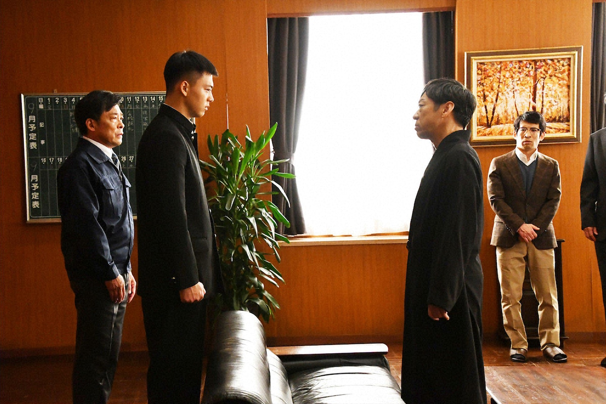 宮部新（竹内涼真）と長屋茂（香川照之）。