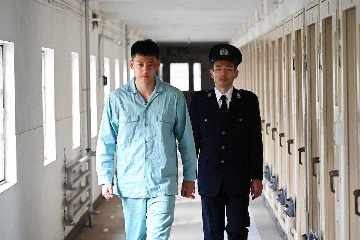 父を車で轢きながら見殺しにした長屋龍河を半殺しにするほど殴り、少年刑務所へ収監された新（竹内涼真）。