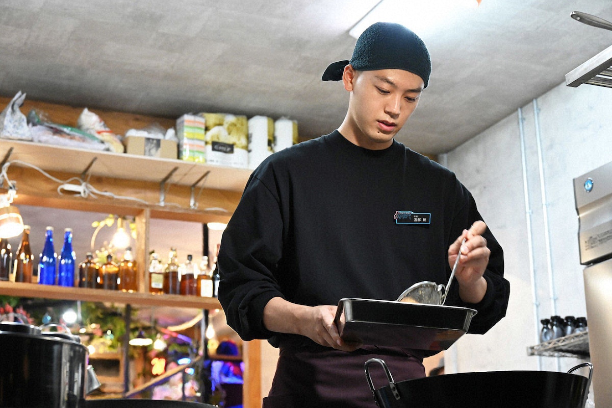 二代目みやべの厨房に立つ新（竹内涼真）。
