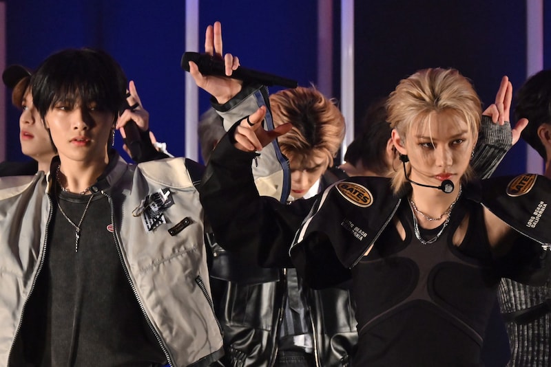 パフォーマンスをするStray Kids。