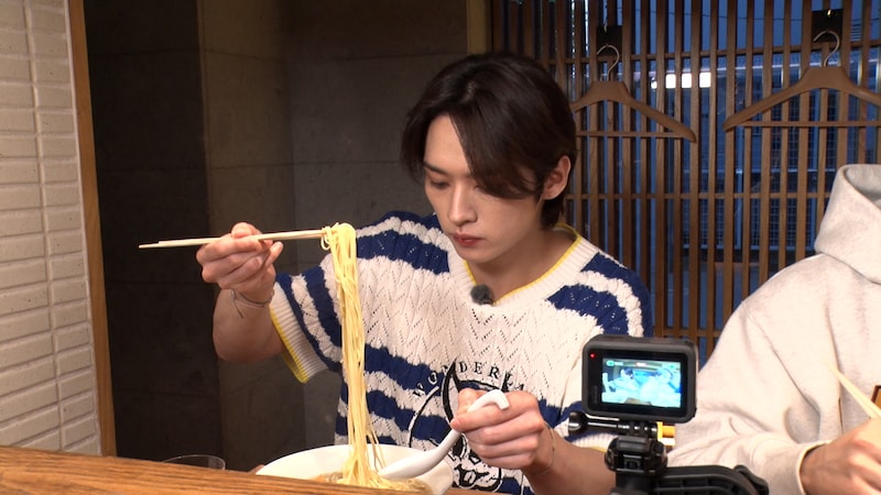 ラーメンを食べるリノ。