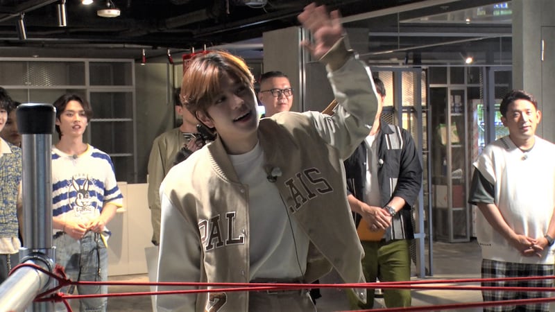 「だるまさんがころんだ」ゲームで手を振るスンミン。