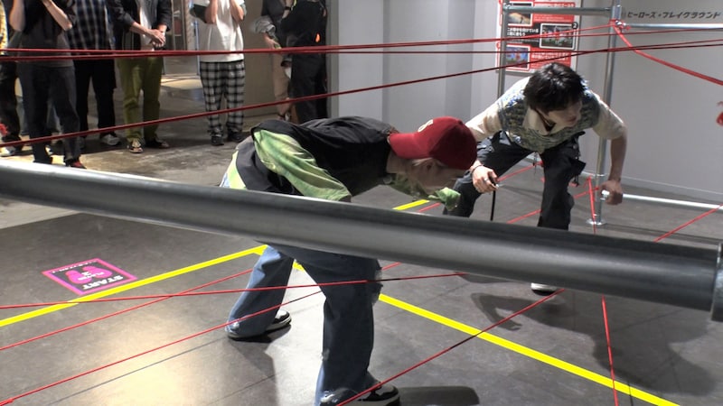 「だるまさんがころんだ」ゲームに挑むヒョンジンとアイエン。