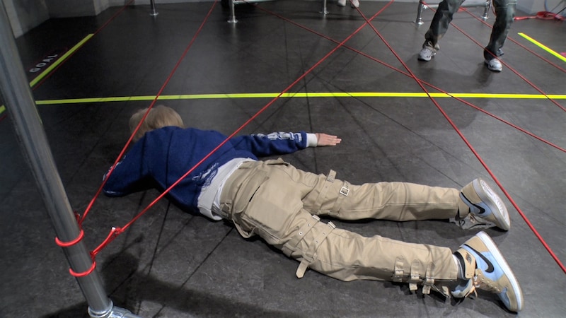 「だるまさんがころんだ」ゲームに挑むフィリックス。