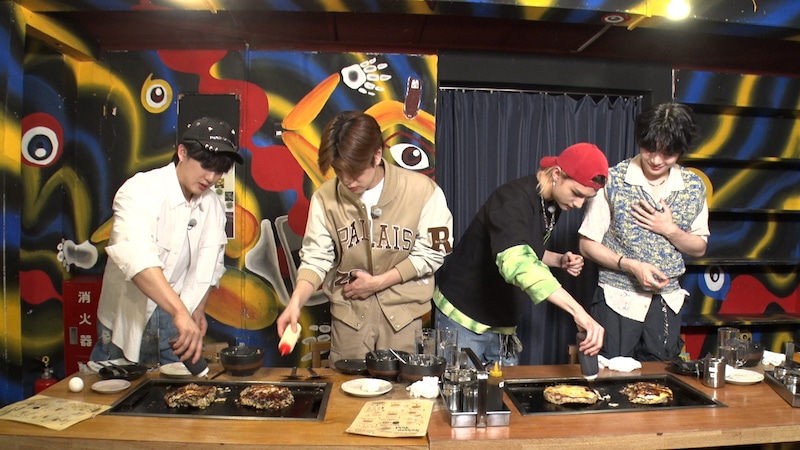 お好み焼きを作るチャンビン、スンミン、ヒョンジン、アイエン。