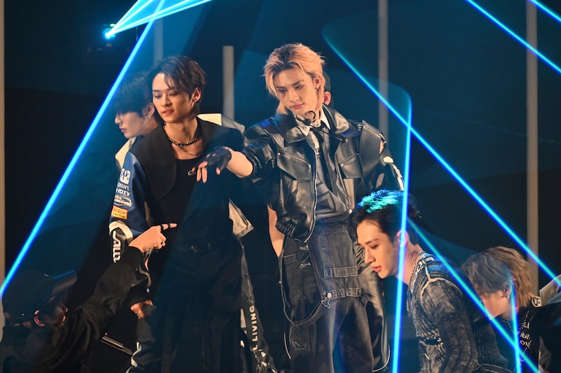 パフォーマンスをするStray Kids。