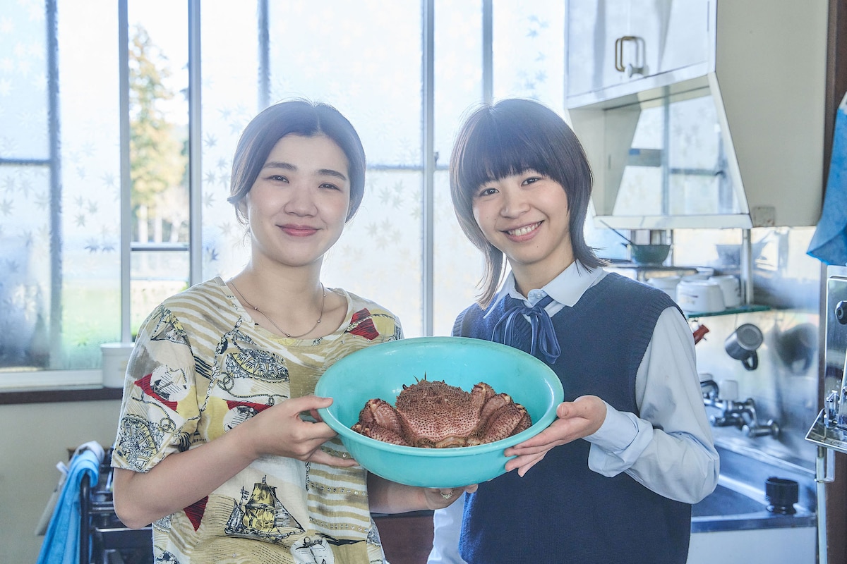 左から、母子役を演じる3時のヒロイン福田とAマッソ加納。2人が持っているのは父親役の本物の蟹。