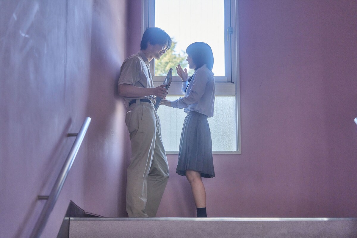 左から、案浦先生役の佐藤寛太とピスコ役のAマッソ加納。