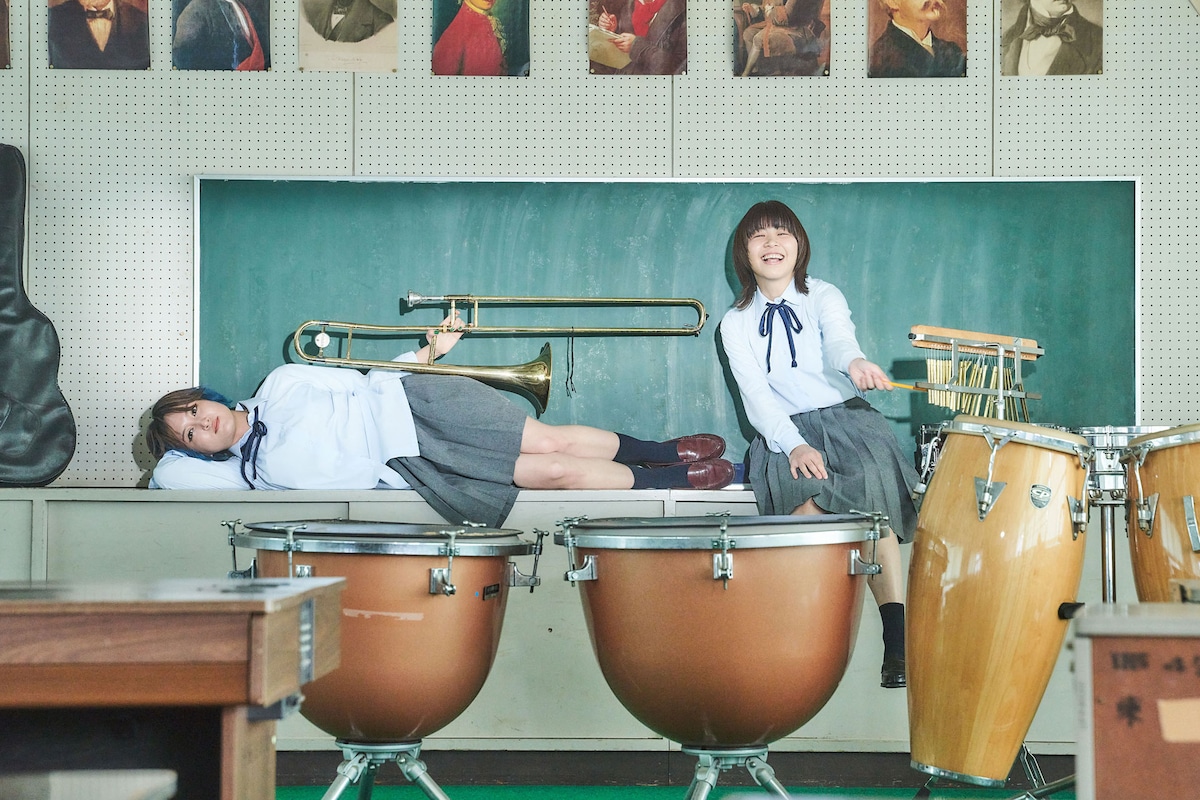 左から、くぼかよ役のラランド・サーヤとピスコ役のAマッソ加納。