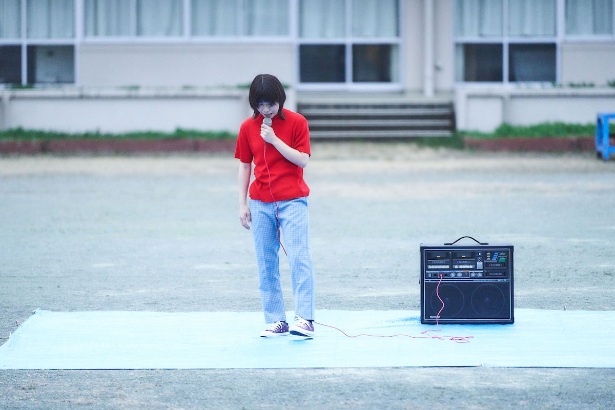 ピスコとして劇中で熱唱するAマッソ加納。