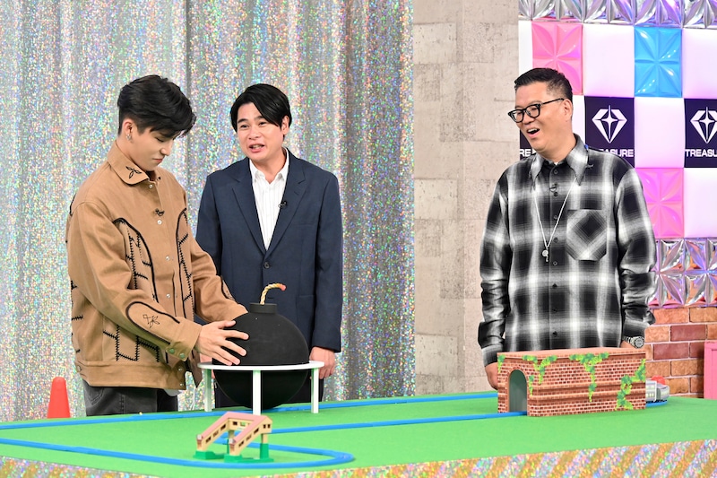 PARK JEONG WOOを見守る吉村崇(平成ノブシコブシ)、長谷川忍(シソンヌ)。