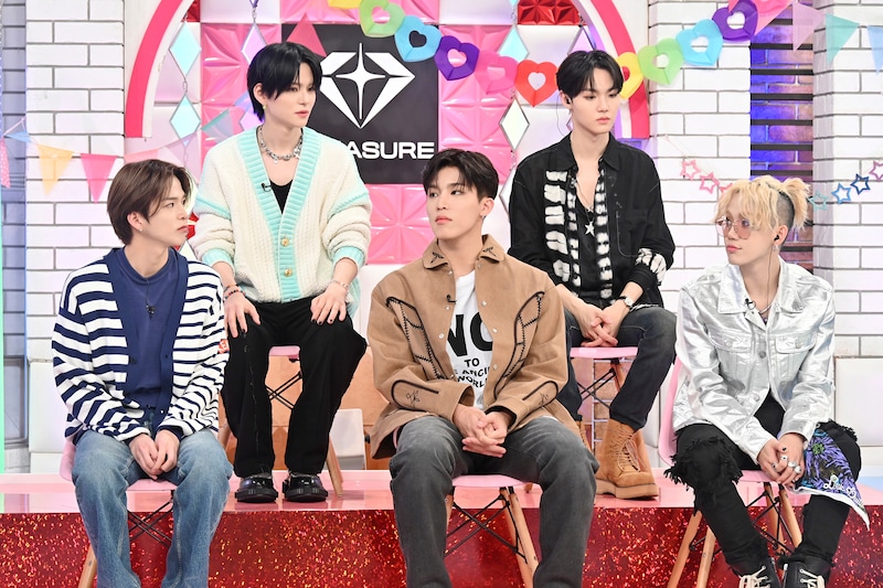 左上から時計回りにYOSHI、DOYOUNG、CHOI HYUN SUK、PARK JEONG WOO、ASAHI。