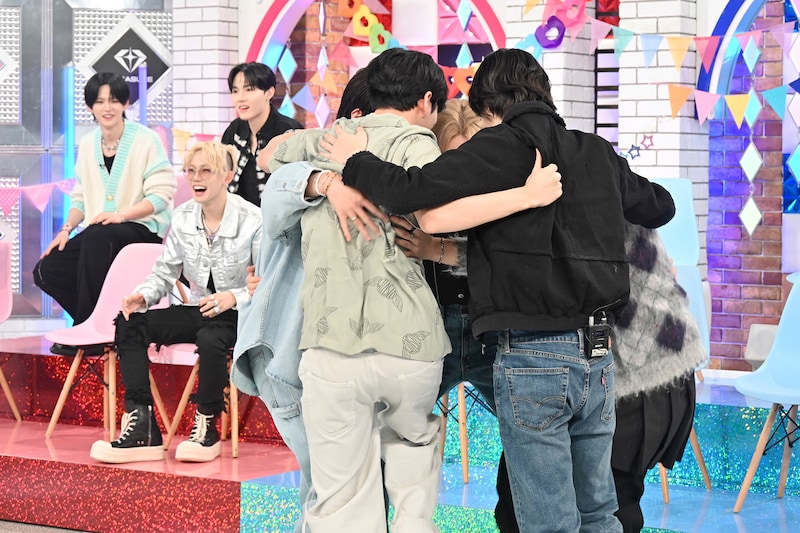 円陣を組むTREASUREメンバー。